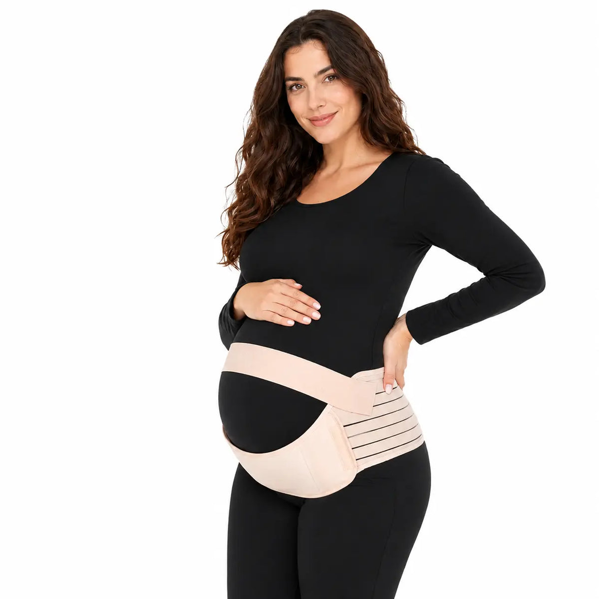 Femeie însărcinată purtând centură maternală XL crem pe fundal alb