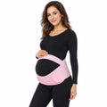 Femeie însărcinată purtând centură maternală XXL roz pe fundal alb