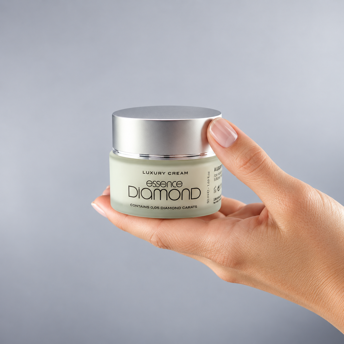 Cremă față cu Pulbere de Diamant, 50 ml – dimensiune în mână