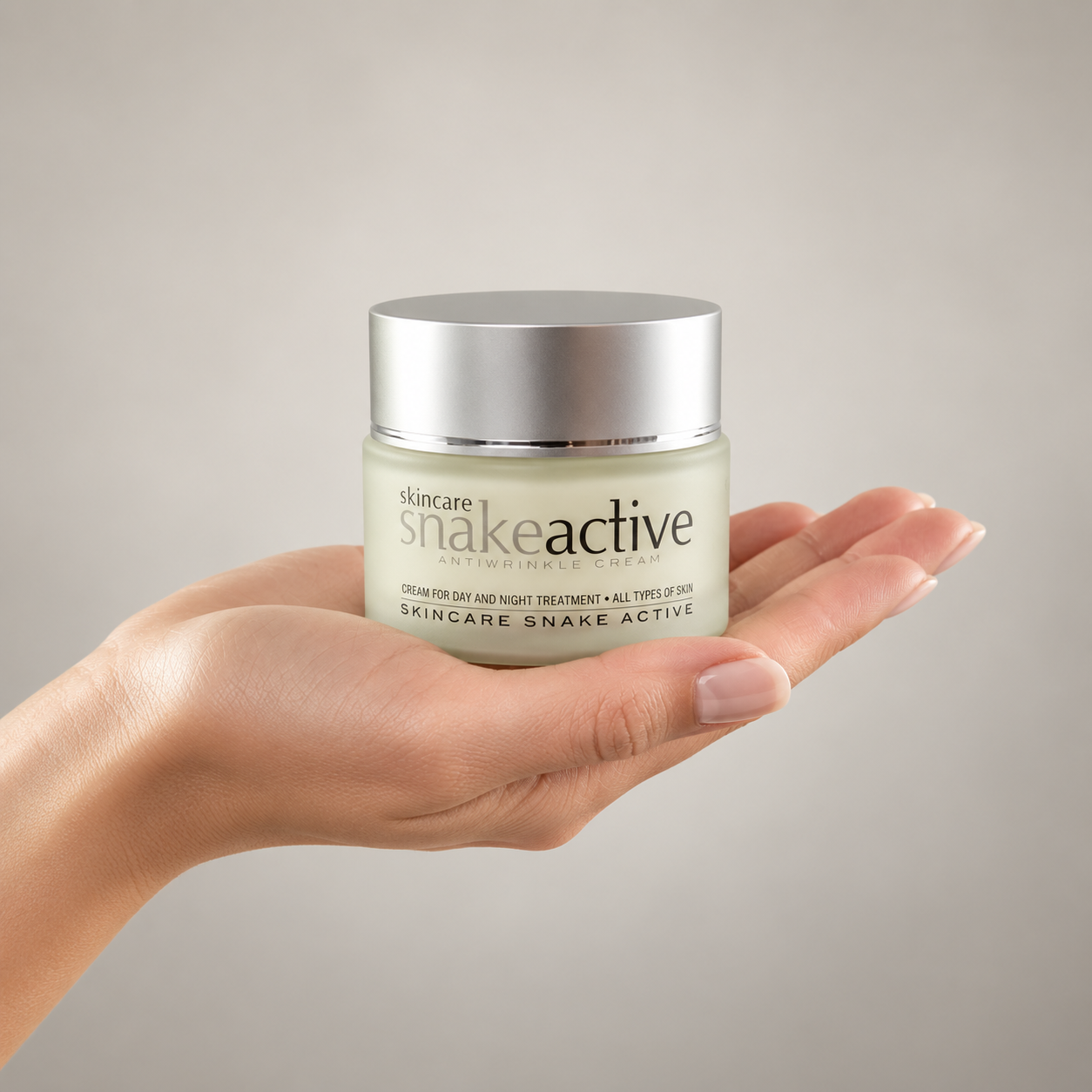 Cremă antirid Snake Active, 50 ml – dimensiune în mână